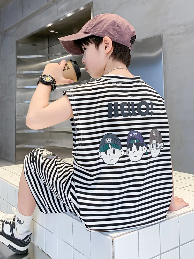 

Летний комплект жилета в полоску для мальчиков, новинка 2025 года, модная детская одежда, комплект из двух предметов для детей среднего и старшего возраста, повседневная спортивная одежда...