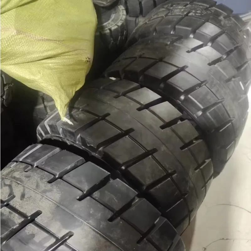 حالة جديدة إطارات حفارة الرافعة الشوكية الإطارات الصلبة حجم 28 * 12.5-15 مع التكنولوجيا العالية الصينية منخفضة الحرارة الجيل 21 * 8-9 23 * 10-12