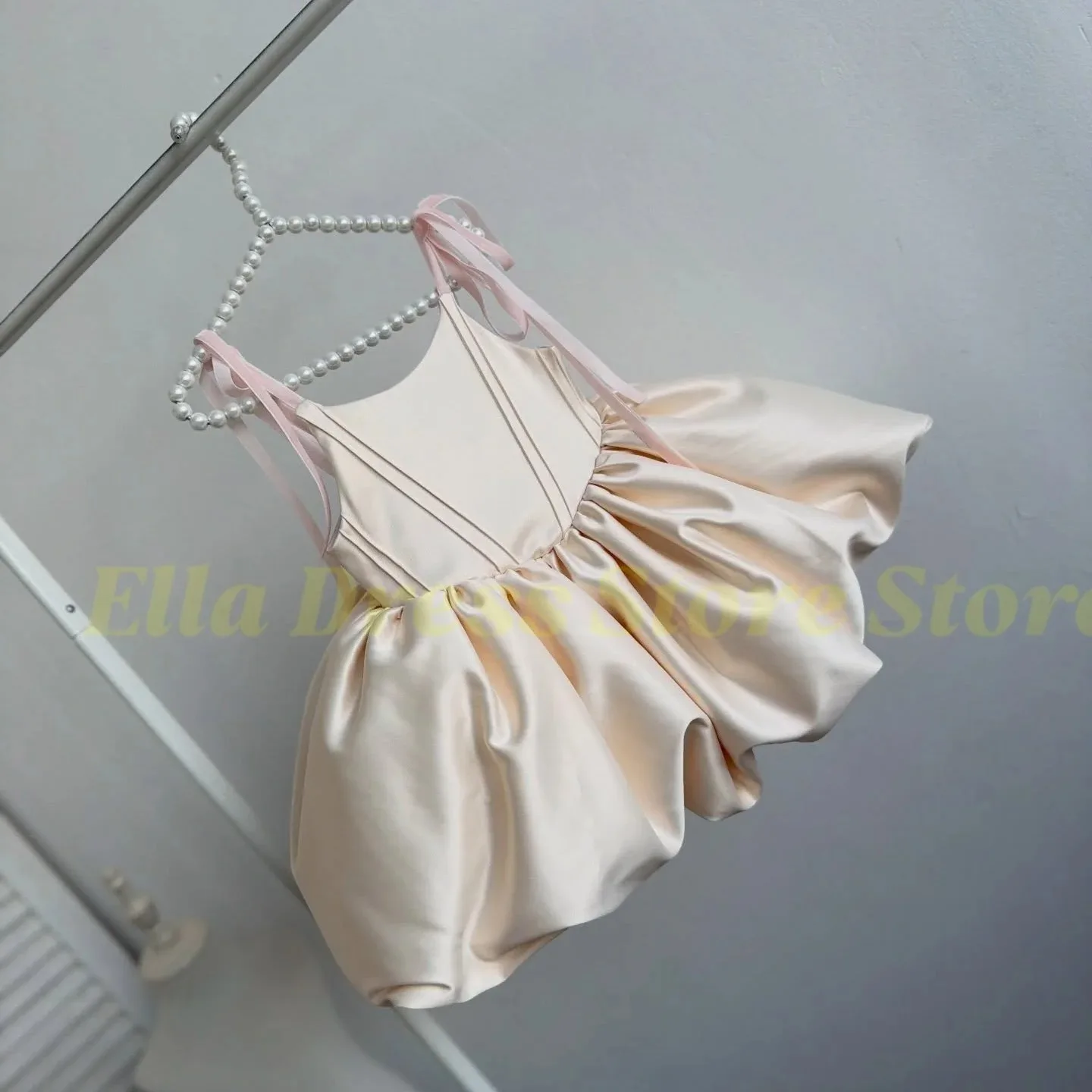 Maßgeschneidertes, hübsches kurzes Satin-Blumenmädchenkleid für kleine Mädchen, Hochzeit, Spaghettiträger, Kommunion, Geburtstagsfeier, Großhandel – Detail 2