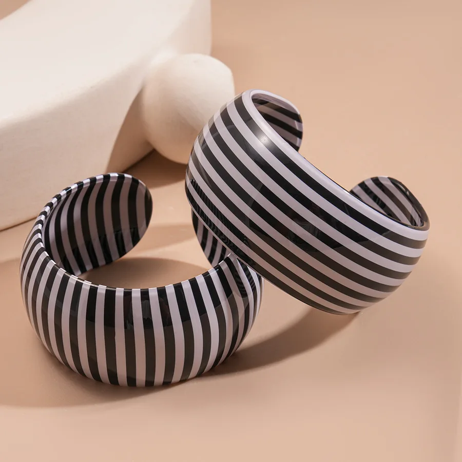 Klassischer schwarz-weiß gestreifter breiter dicker Armreif für Damen, modische Acryl-Armbänder, geeignet für den täglichen Gebrauch, Handschmuck