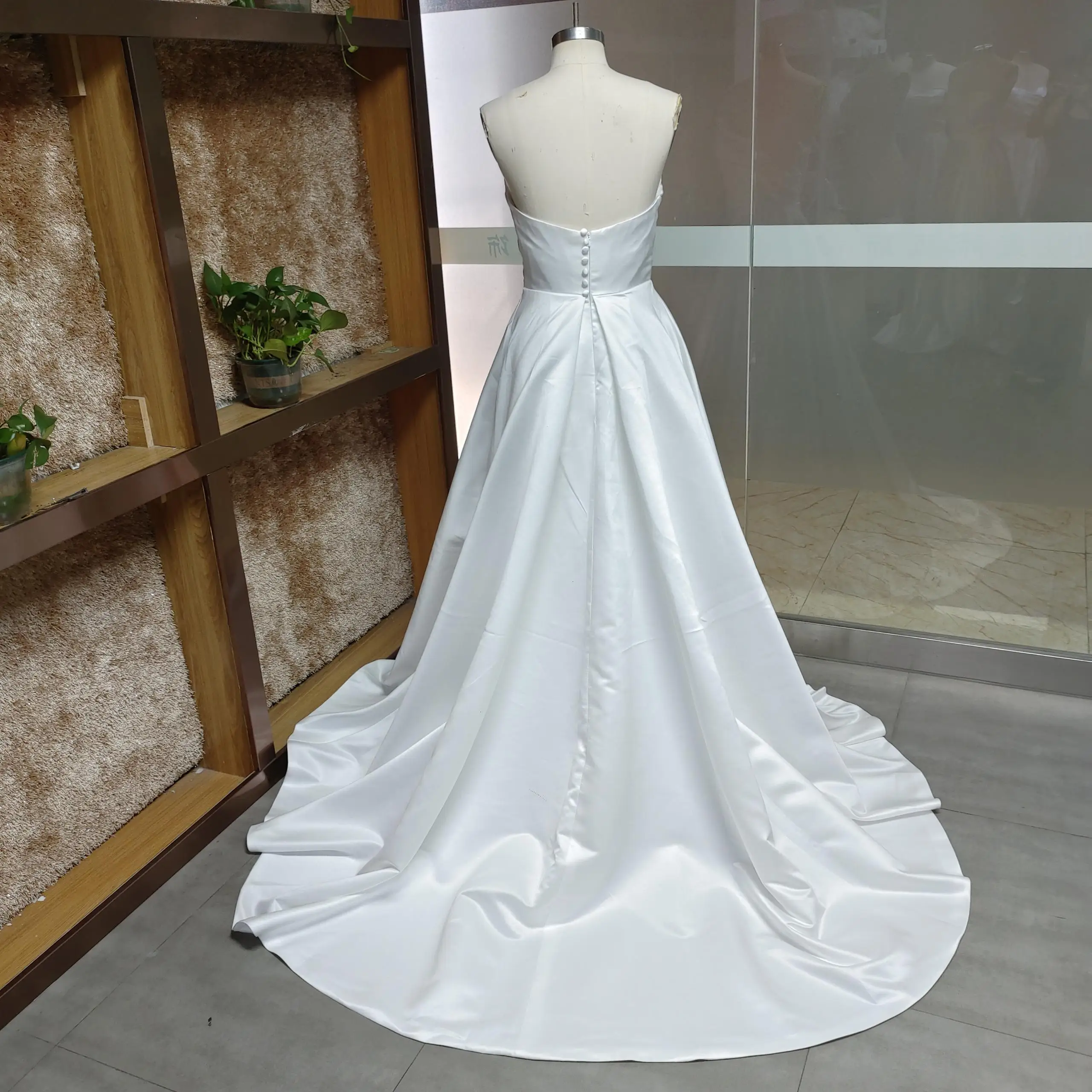 Roddrsya-女性のためのストラップレスのサテンのウェディングドレス,ノースリーブ,サイドスリット,空中ブランコ,モダン,スイープ,ウェディング