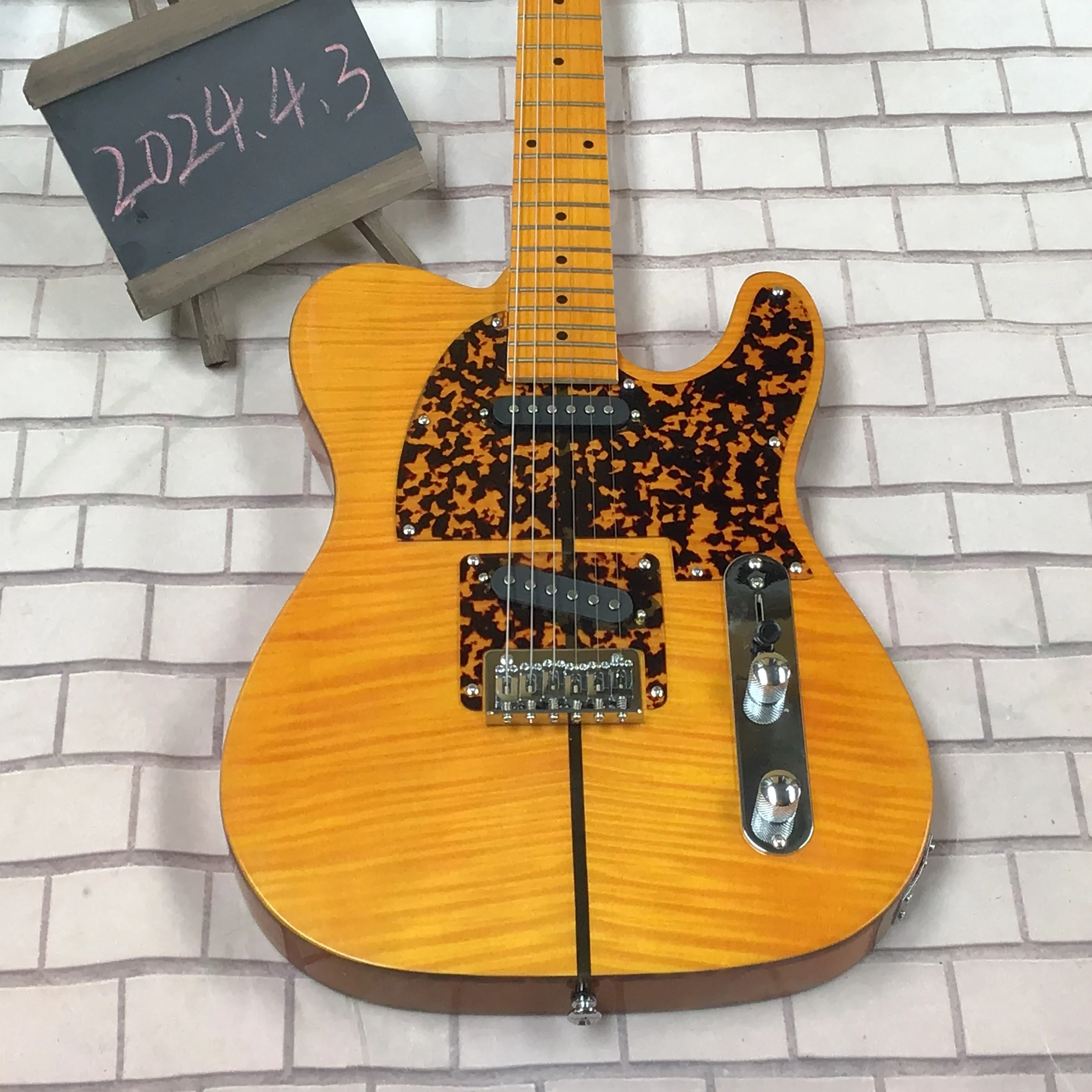 

Classic style 6-string electric guitar, in wood color, with black protective plate