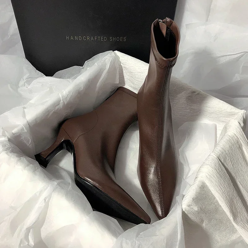 أشار تو حذاء من الجلد للنساء موضة الظهر سحابات أحذية بوت قصيرة الإناث رقيقة عالية الكعب 2025 الخريف الشتاء