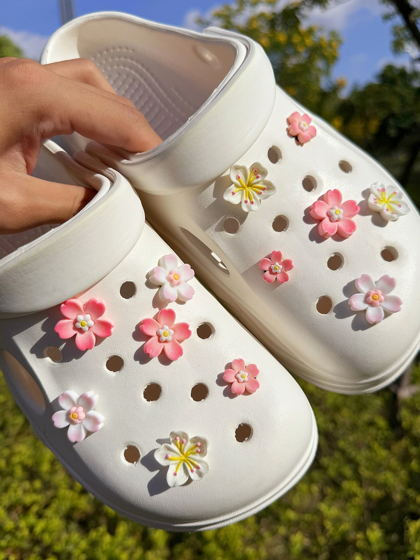 12 DIY pink and white cherry blossom flower bud shoe buckle decorations, multi-functional shoe clip accessories suitable for wom