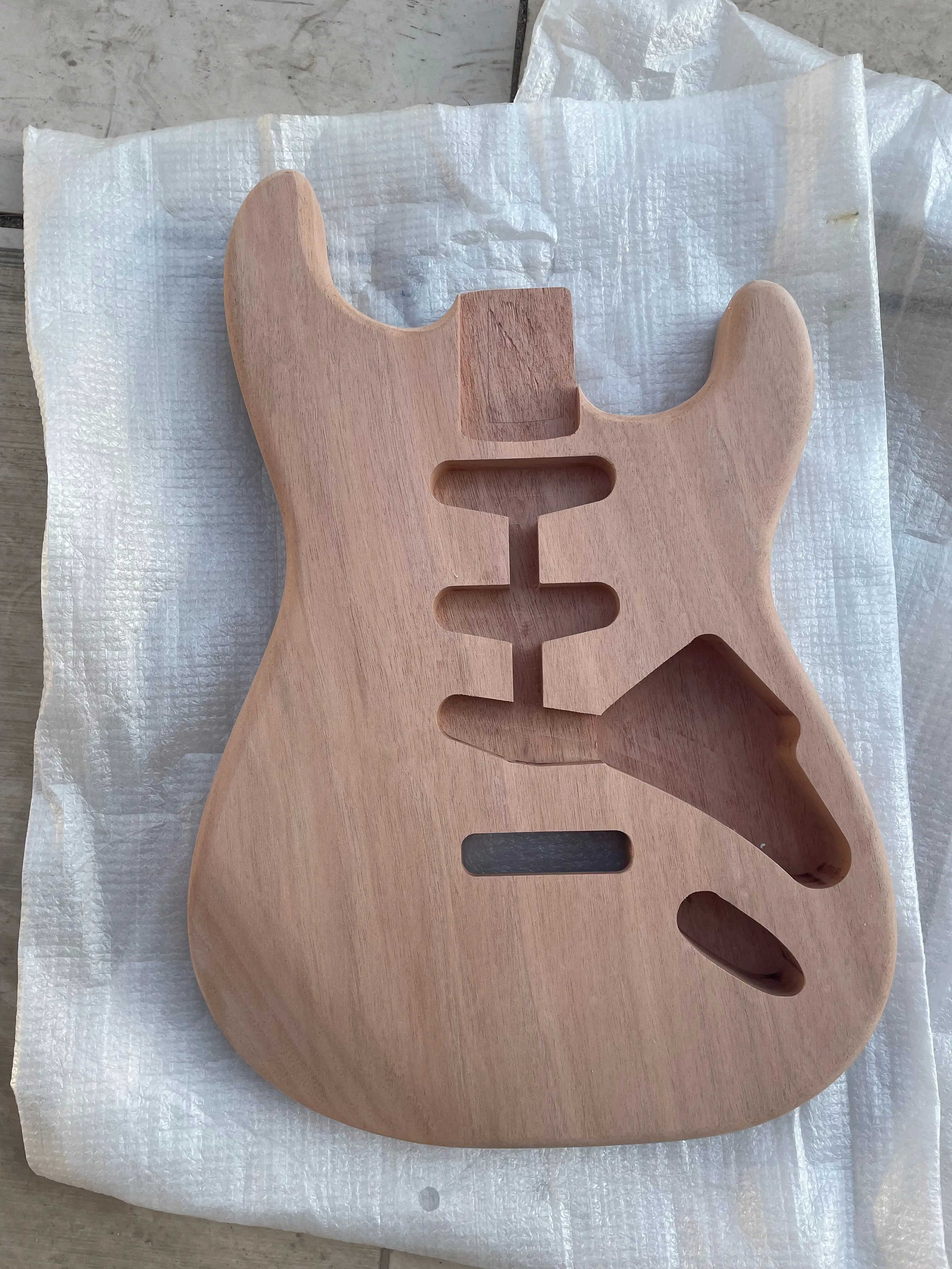 

Unfinished Retro 1 Piece Mahogany Wood Electric Guitar Body High Quality for DIY SSS Electric Guitar Building Parts Guitar Kit