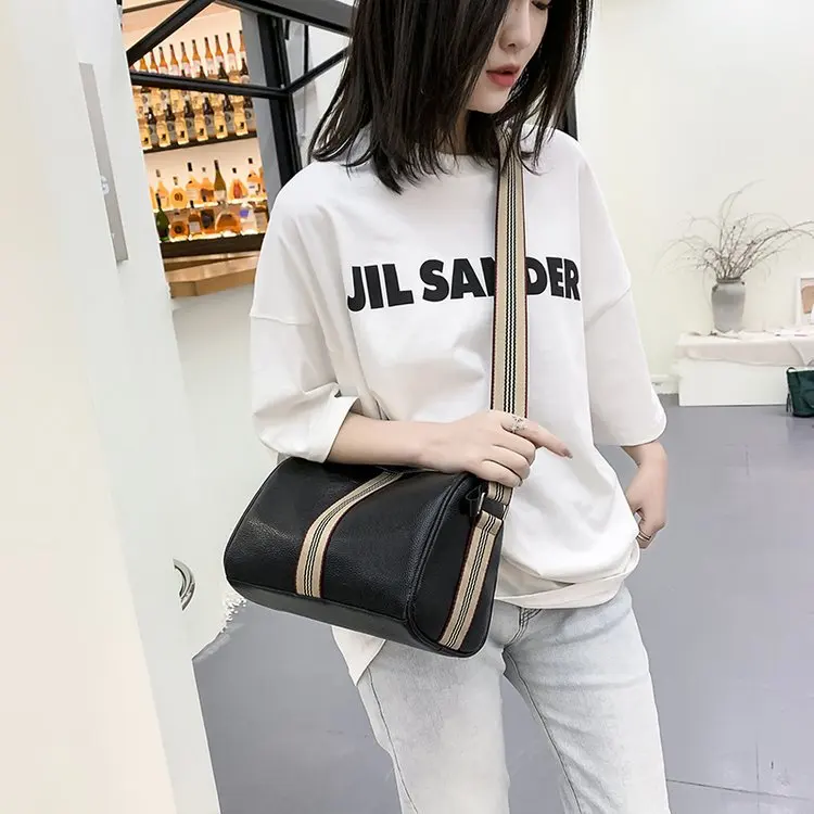 

Сумка-ведро в полоску 2025 года, через плечо из морщинистой веганской кожи с вращающимся шармом