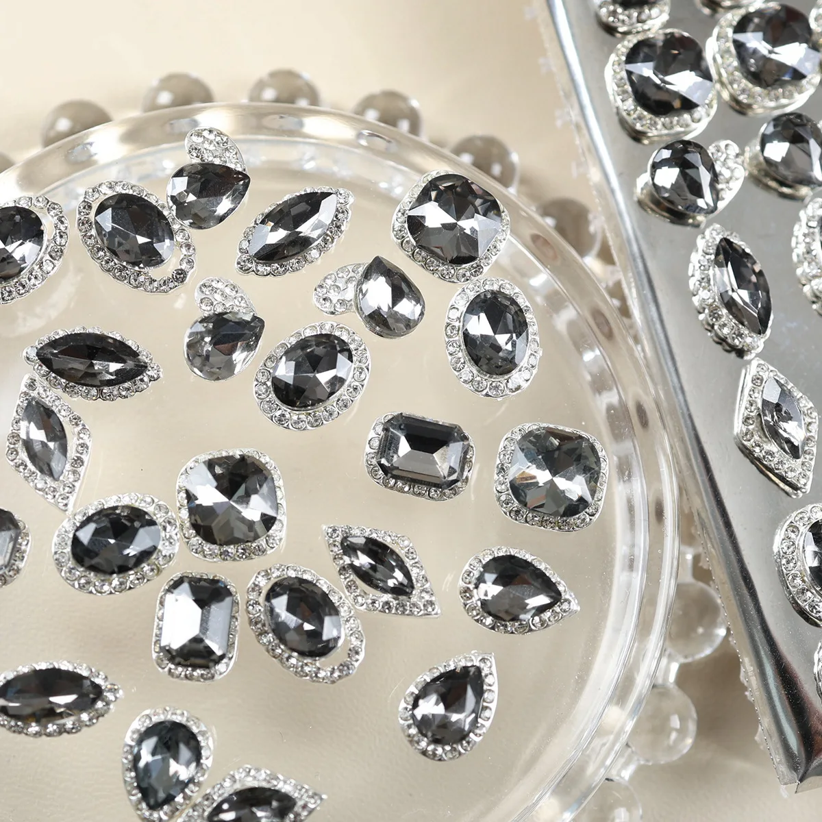 10개 반짝이는 투명 블랙 파일 다이아몬드 스택형 보석 실버 엣지 합금 네일 아트 라인스톤 장식 매니큐어 참