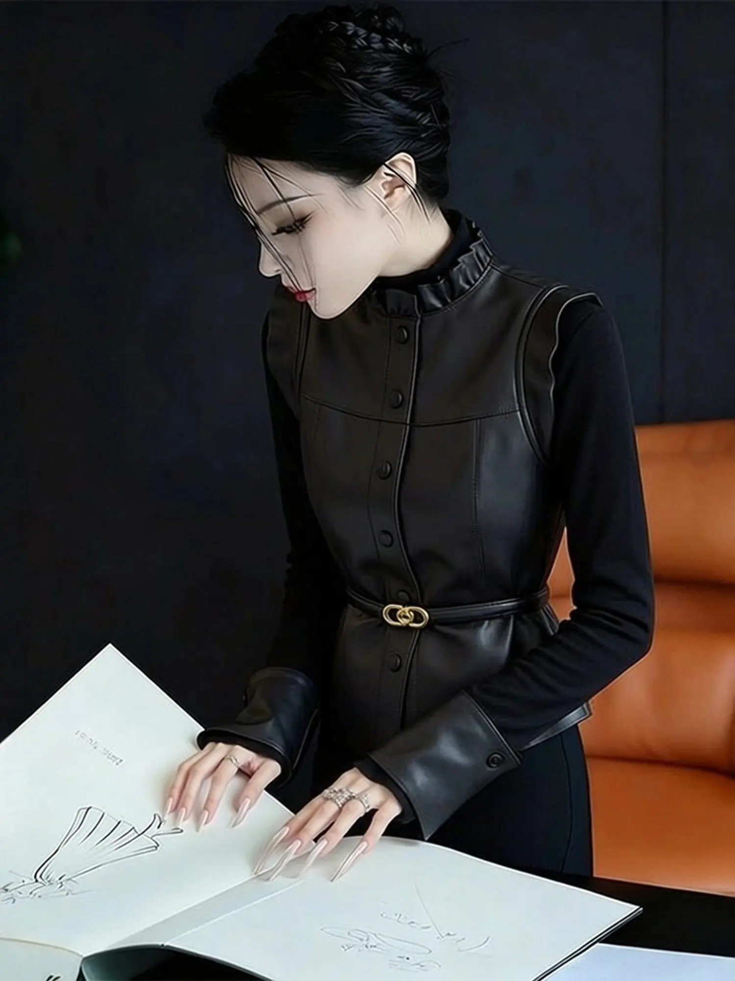 

Ретро-жилет из черной кожи для женщин: модный топ без рукавов, стильный, с воротником-стойкой и пуговицами, для городских прогулок, весенняя коллекция