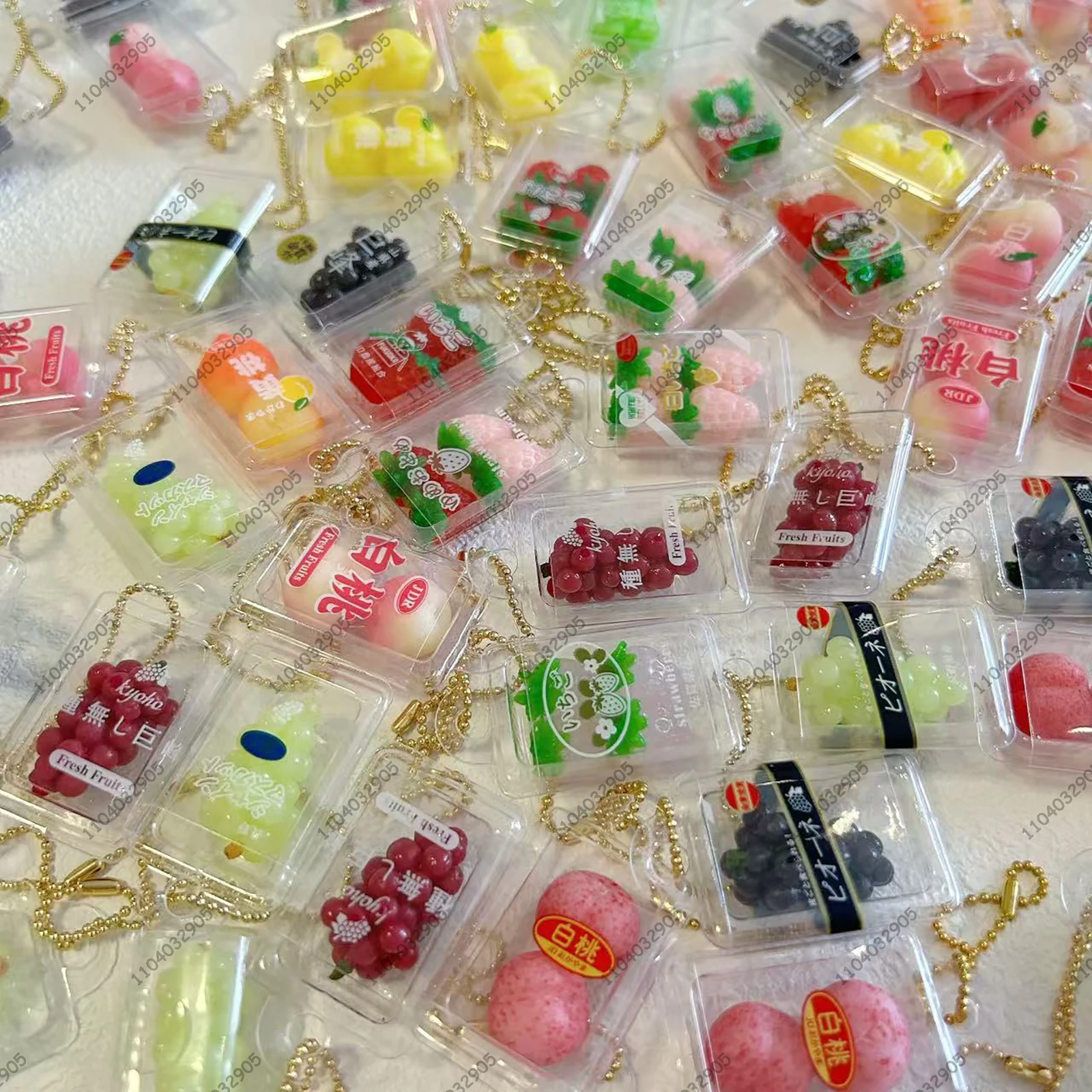 Giocattolo in capsula di frutta in miniatura giapponese Squishy in scatola fragola pesca uva Gashapon portachiavi simulazione cibo per alleviare lo stress