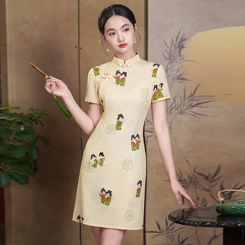 

Летняя одежда Традиционная одежда Желтое восточное платье 2025 Cheongsam с коротким рукавом Современное Ципао Элегантное повседневное