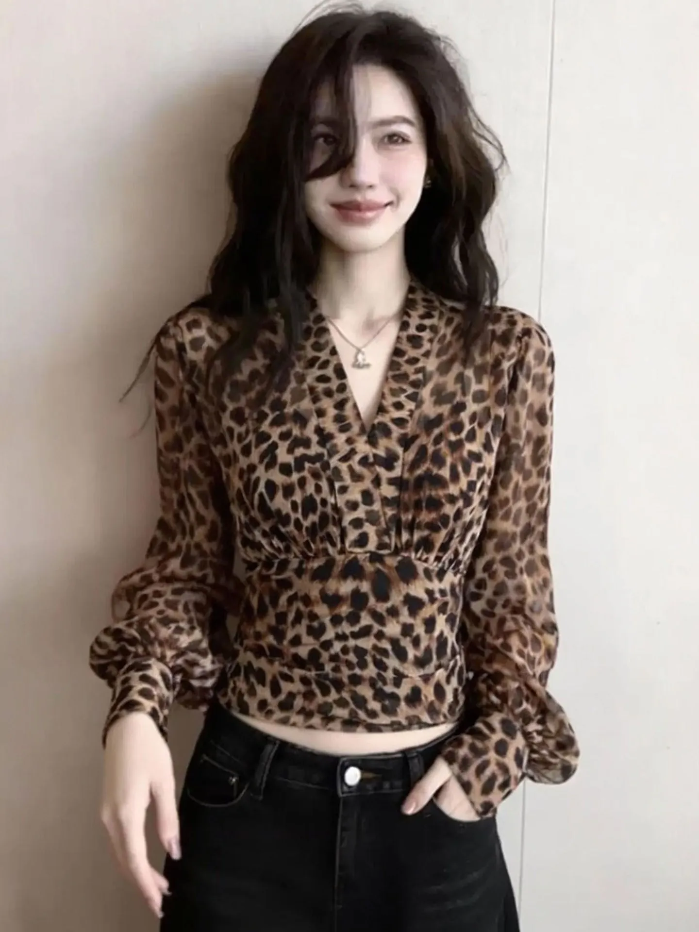 

Retro Leopard Print Long Sleeve Shirt Women's Fashion Waist Cinched High End Commute Slimming Top Spring 2026 New Arrival