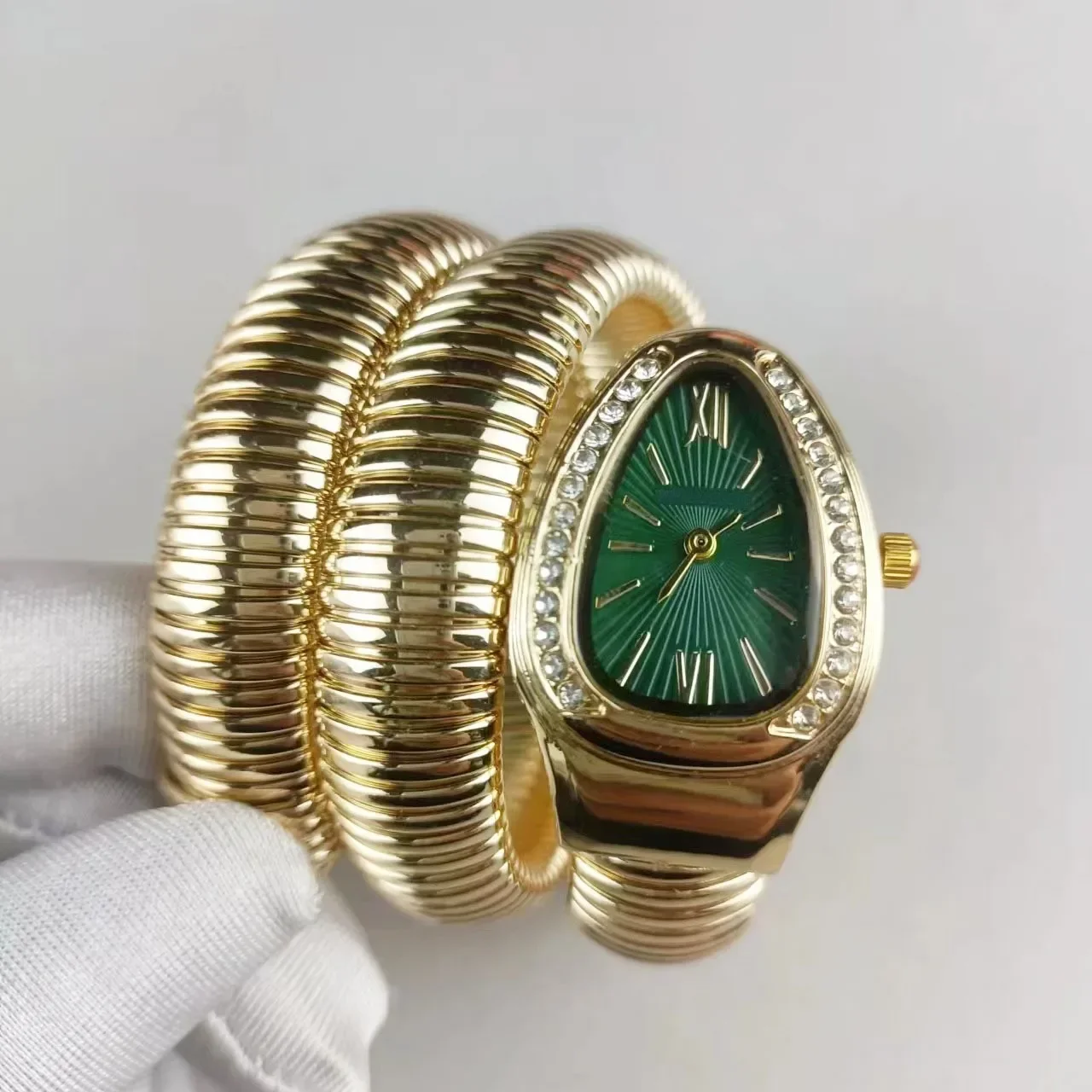 Jam Tangan Wanita Terbaru 2025 Mewah Bahan Stainless Steel Quartz Berkualitas Tinggi Model Gelang Fashion Warna Emas Khusus Wanita