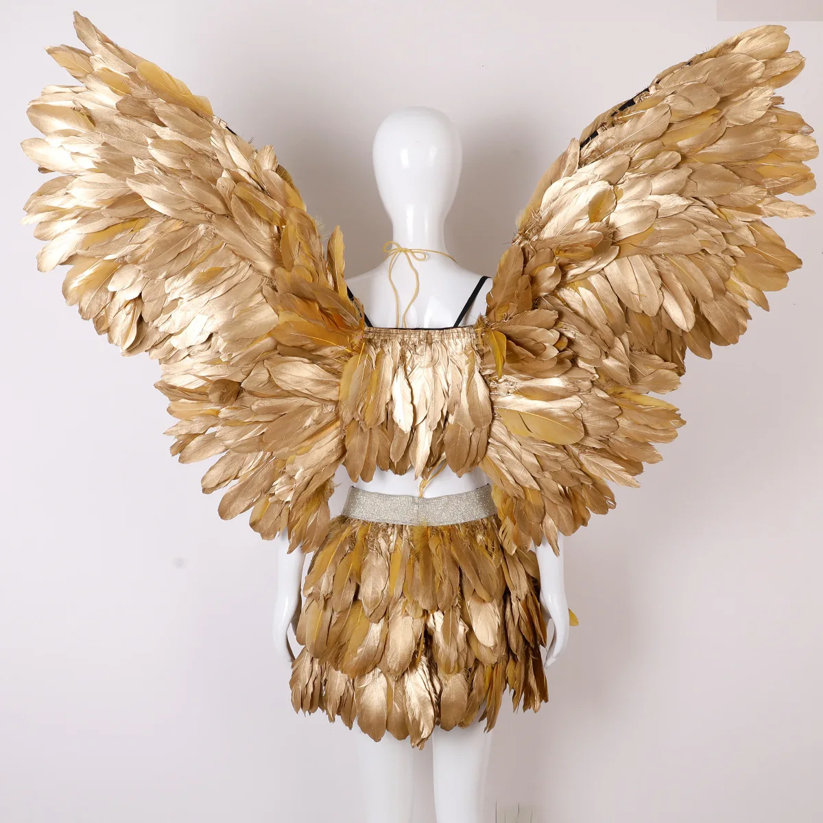 Goldene Feder-Engelsflügel-Kostüm-Outfit mit Schal, Crop-Top und Federrock für Halloween, Karneval, Cosplay und Themenveranstaltungen – Detail 3