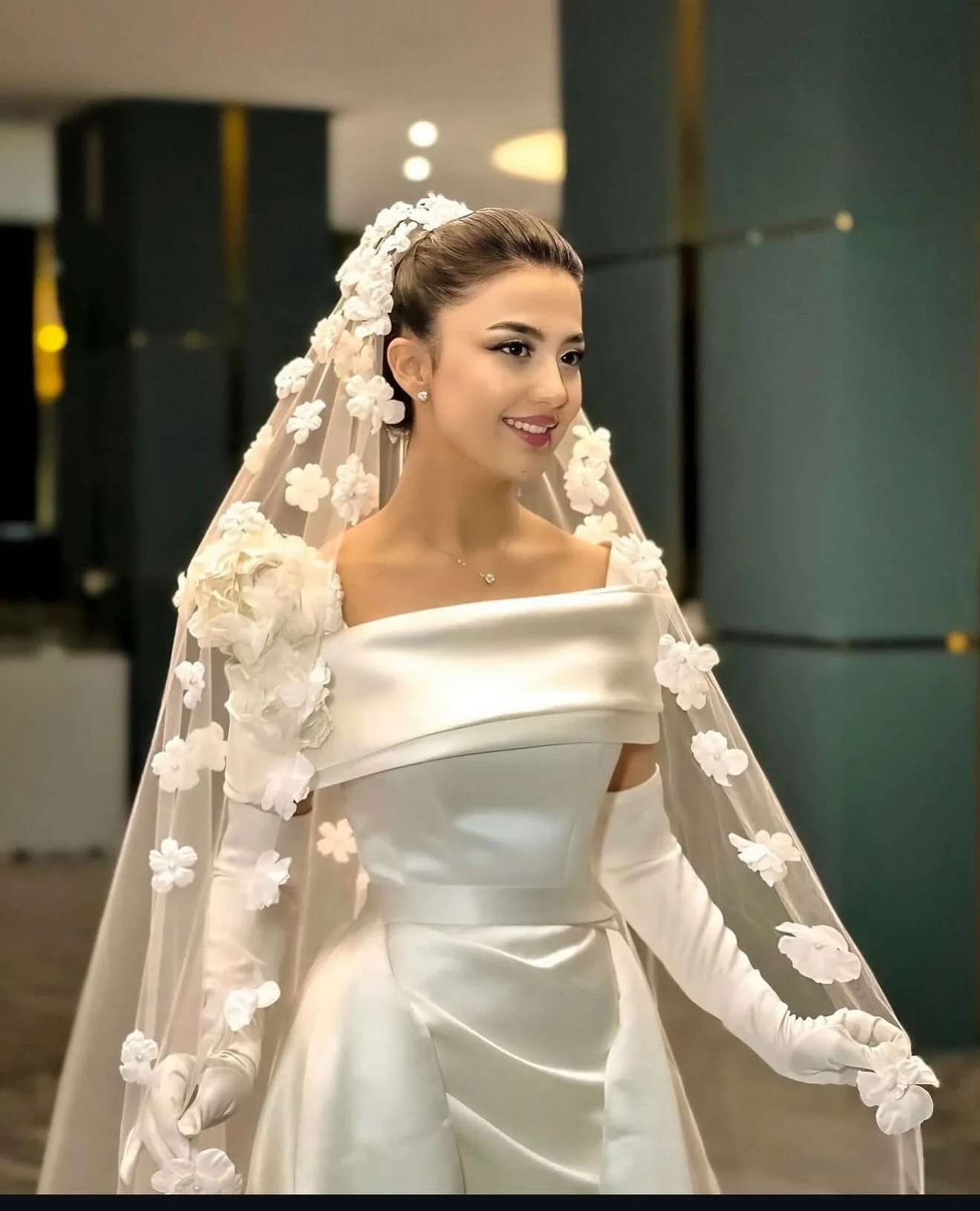 Gaun Pengantin Klasik Putih Sederhana yang Dapat Disesuaikan, Gaun Pesta Pengantin Satin Berkualitas Tinggi yang Lembut, Model Off-Shoulder dengan Detail Ruched