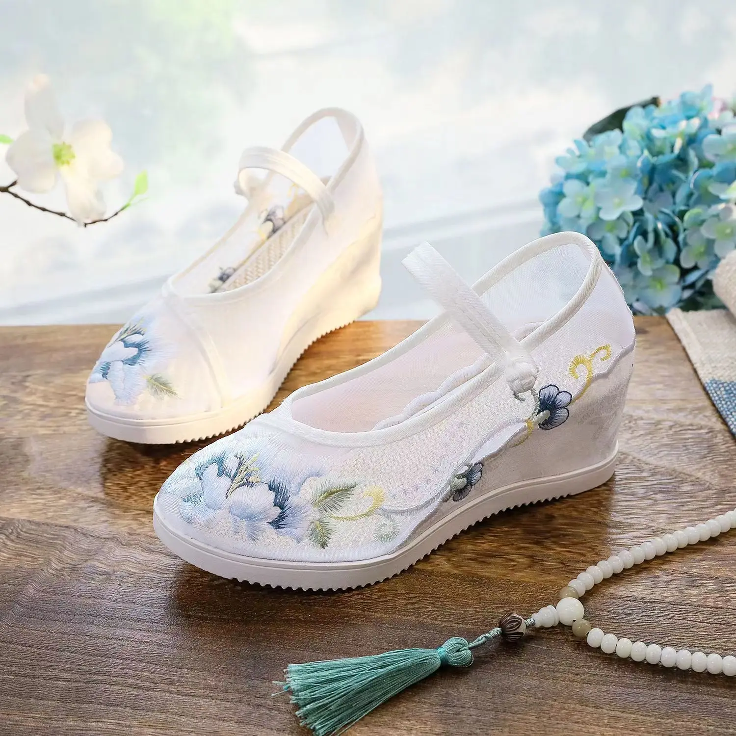 New Woman\'s Thick Sole Shallow Cloth Shoes Breathable Mesh Hollowed Retro Sloping Heel With Raised Embroidered Shoe Nude Shoes