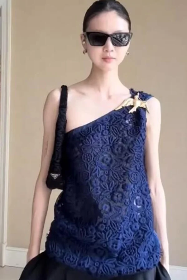 

2025 Navy Blue Jacquard Off Shoulder Camisole Top Women's Summer Minimalist Chic Unique Design Slim Fit Casual Sleeveless Blouse