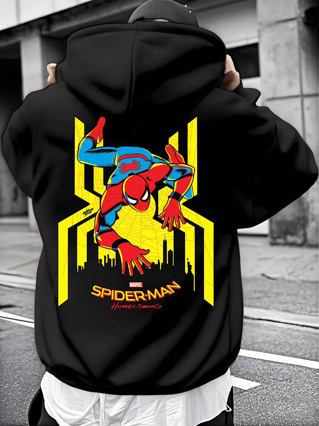 เสื้อฮู้ดสีขาวสำหรับผู้ชาย พิมพ์ลายสไปเดอร์แมนแบบชุดเสื้อผ้าที่เสียหาย พร้อมเอฟเฟกต์เรืองแสงสีน้ำเงินลายซูเปอร์ฮีโร่ แบบสวมหัว ลายมาร์เวล