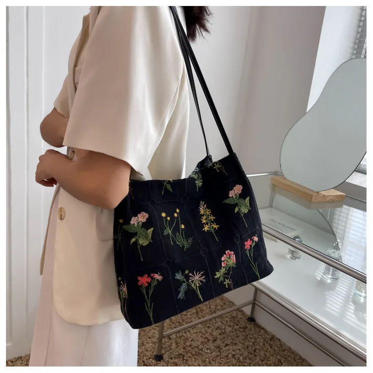 Bestickte Einkaufstasche mit großer Kapazität Frauen Sommer trend ige Stoff tasche Nische Stickerei Umhängetasche Textur Beutel tasche Segeltuch tasche