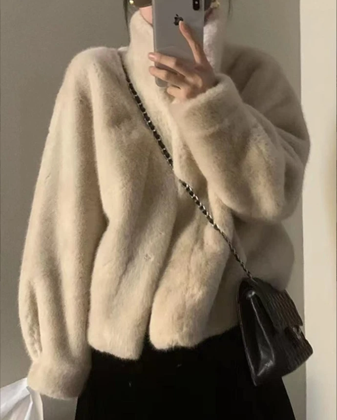 

Women's high neck long sleeved fur short jacket