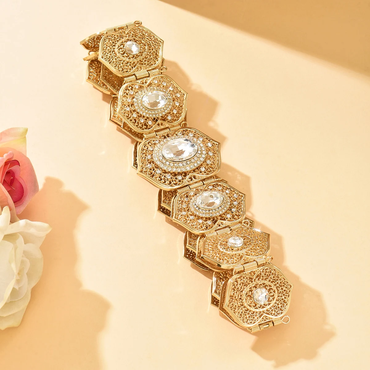 حزام تخريمية ذهبي فاخر لحفلات الزفاف - إكسسوار مميز بالكريستال المتلألئ مع نمط معقد لمظهر زفاف مذهل