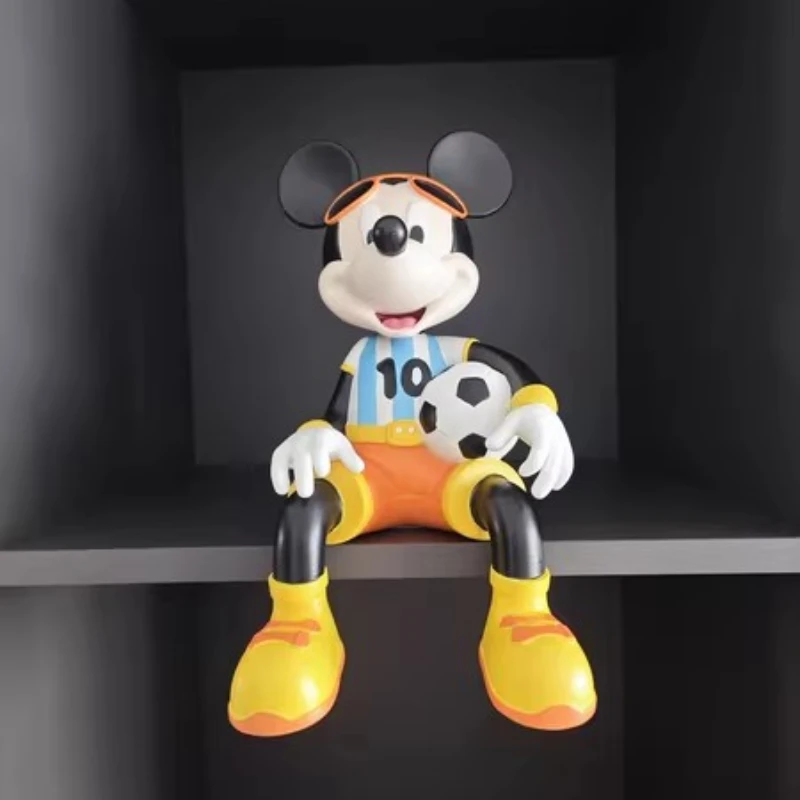 32cm Disney Fußball Mickey sitzen kreative Desktop-Ornamente High-End-Soft-Home-Wohnzimmer TV-Schrank Dekorationen nach Hause Geschenke