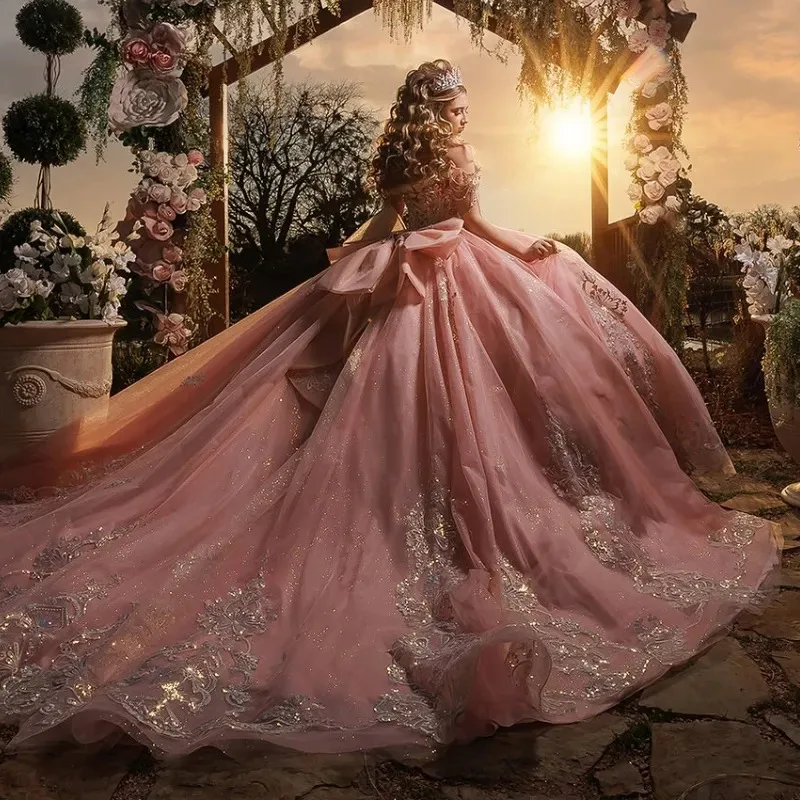 

Розовые блестящие платья Quinceanera, бальное платье с открытыми плечами, аппликации, кружевной бант, бисер, тюль, корсет, милое платье 16, блестящее