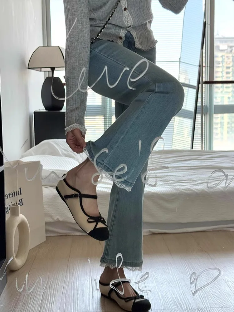جديد 2026 جينز نسائي أزرق فاتح متوهج عالي الخصر مزين بالدانتيل سروال دينم فضفاض مناسب للربيع بنطلون جرس سفلي للتخسيس غير رسمي