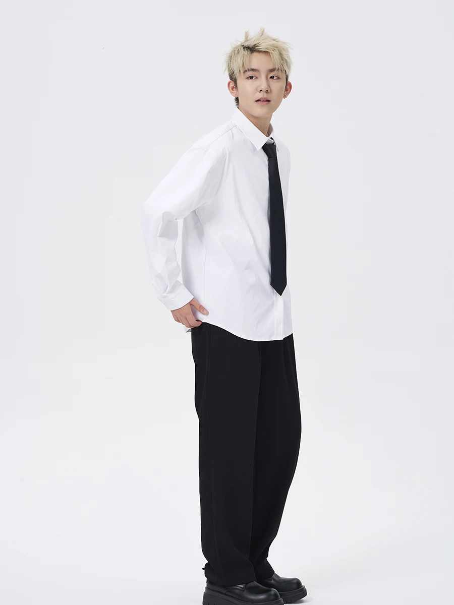 Spodnie do pracy Cookawu Commuter o prostych nogawkach, z półelastyczną talią, podstawowe, lejące się, wyszczuplające, uniwersalne, neutralne, w kolorze czarnym.