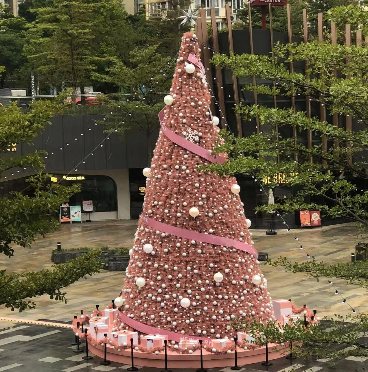 Christmas commercial decoration giant Christmas tree shopping mall outdoor Christmas tree