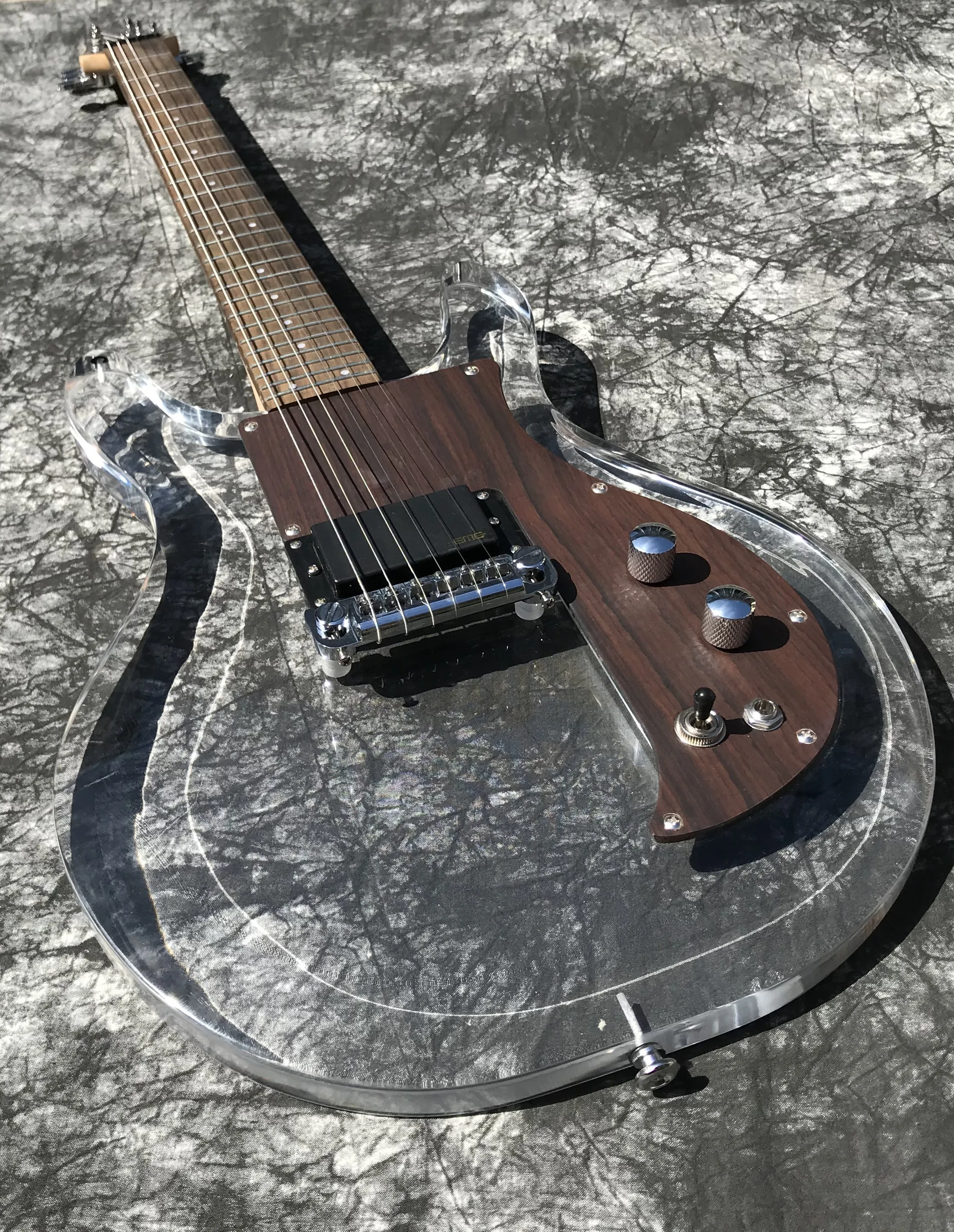 Transparent acrylic electric guitar,maple neck,rosewood fretboard, Rosewood guard,24 frets,648mm, enclosed pickup,1V 1T 1switch