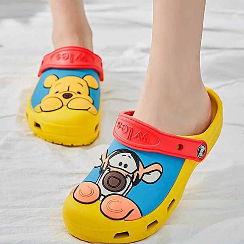 

Новые мультяшные сабо с Винни-Пухом для женщин, мужчин, пар, студентов, летние закрытые тапочки для дома, пляжа и улицы