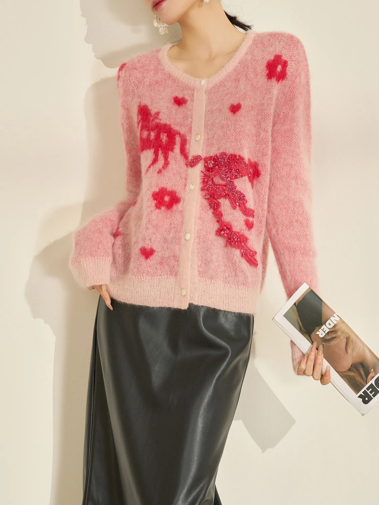 

Новинка! Красный и розовый вязаный кардиган с вышивкой Flowing Era: уникальный и красивый женский свитер в стиле Miu Sle