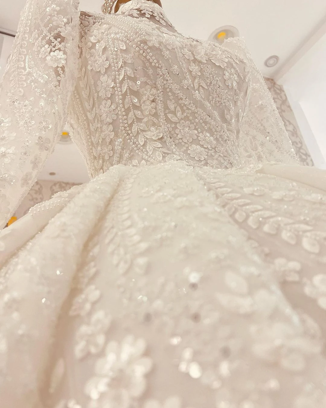 فساتين زفاف رائعة على شكل كرة مطرز بالخرز دانتيل زي العرائس مصنوع حسب الطلب بأكمام طويلة سويب تراين بوهو رداء دي