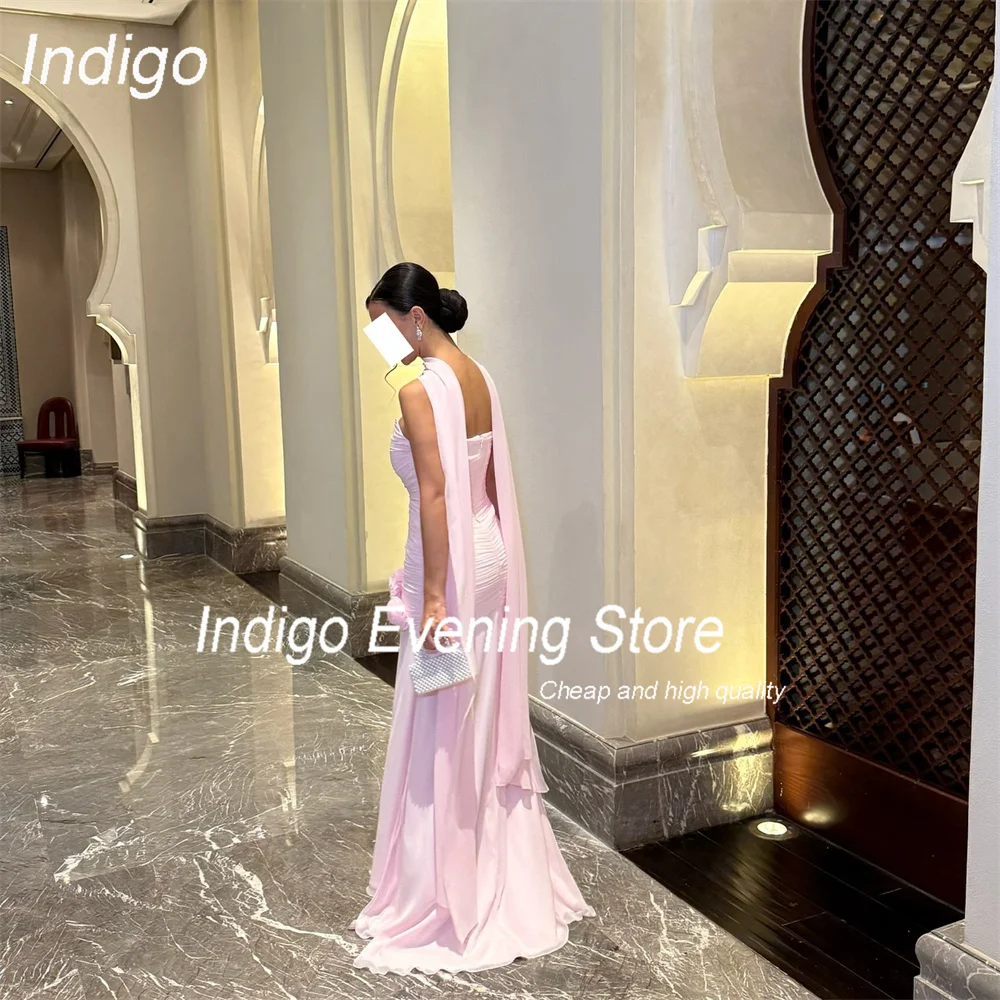 Modernes Abendkleid im Meerjungfrau-Stil mit Falten im Indigo-Stil, Blumen, trägerlos, Schlitz, offener Rücken, Schal, formelles Abendkleid, فسات Musta www ● ● Maßgeschneidert