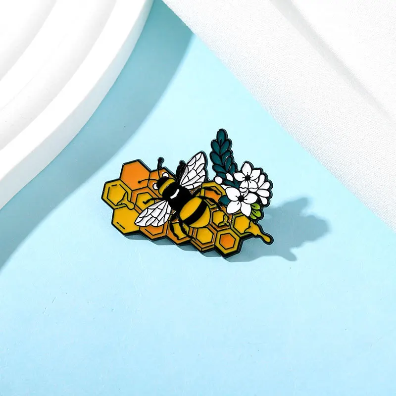 Cartoon Cute Honey Collecting Bee Brooch Metal Decorative Badge Pin For Daily Party DIY Bag Clothing