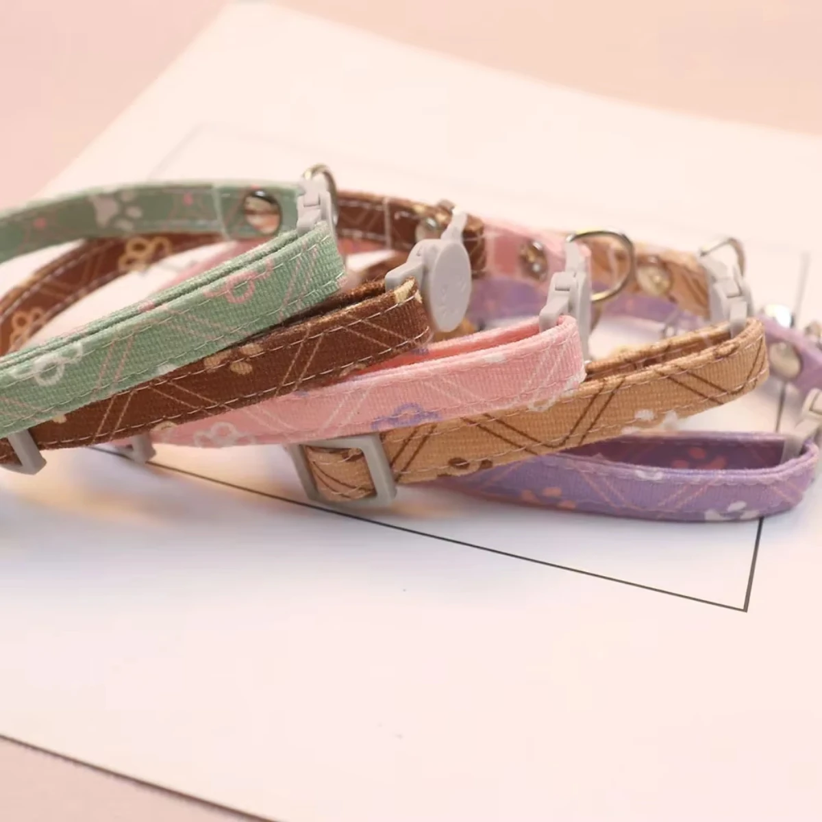 Niedliches Hals-Haustierhalsband mit Glöckchen für kleine Hunde, Welpen, Kätzchen, Dinge, Zubehör, verstellbarer Fußabdruck, abtrünniges Katzenhalsband