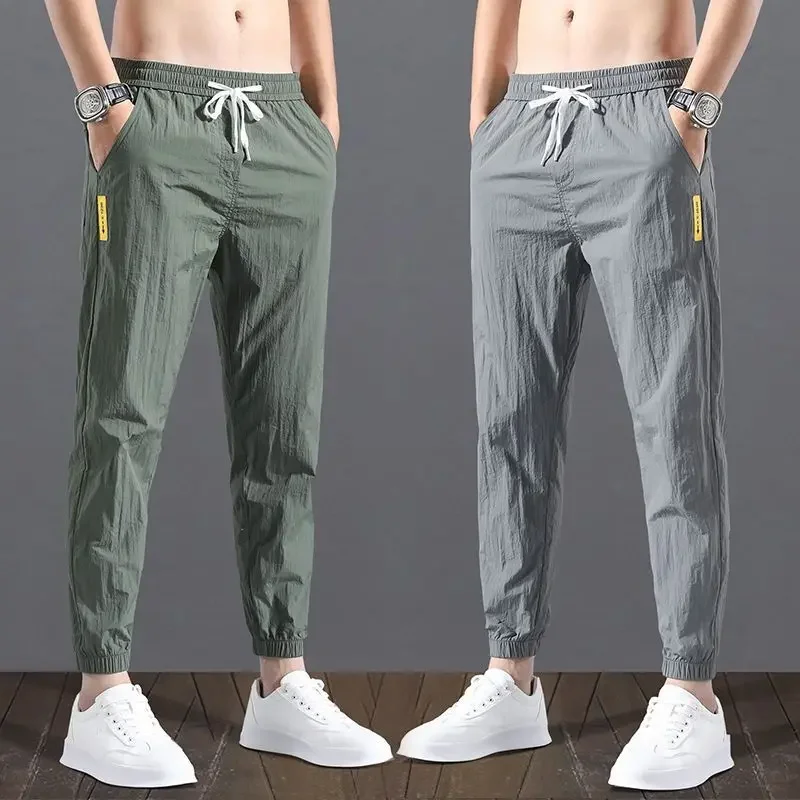 Pantaloni maschili ritagliati sottili pantaloni Casual da uomo in seta di ghiaccio raffreddamento estivo vestiti di tendenza Cool abbigliamento originale di alta qualità Baggy