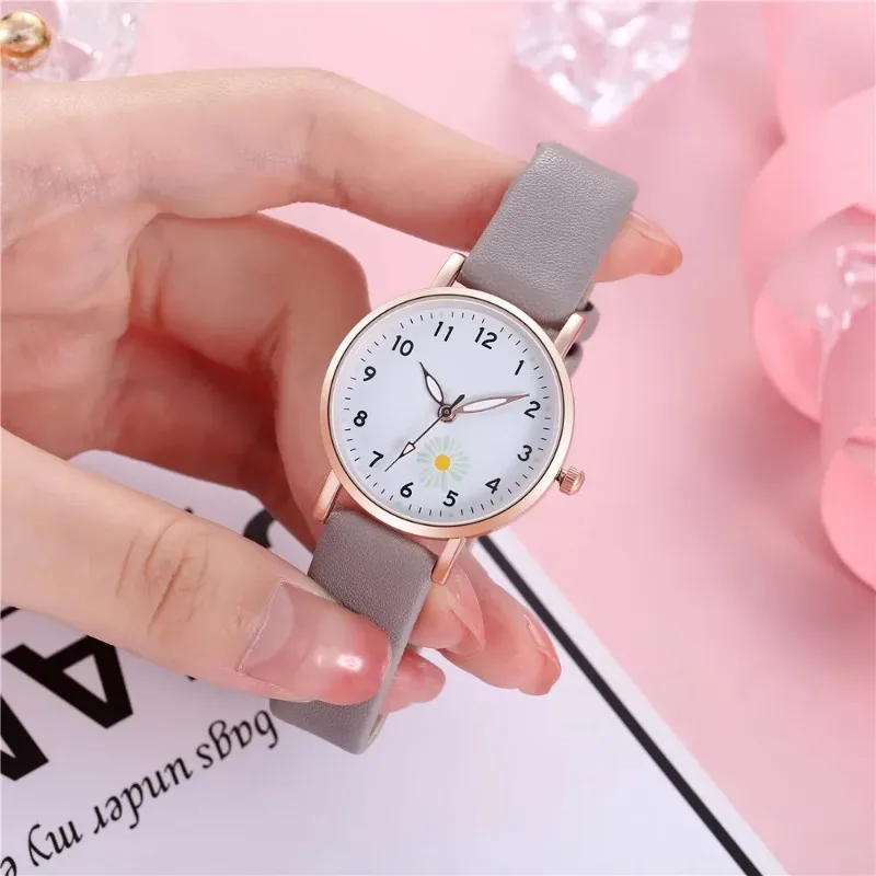 Lichte Luxe Casual Horloges Voor Vrouwen Lichtgevende Retro Vrouwelijke Nieuwe Trendy Riem Terug Licht Lederen Band Quartz Polshorloges