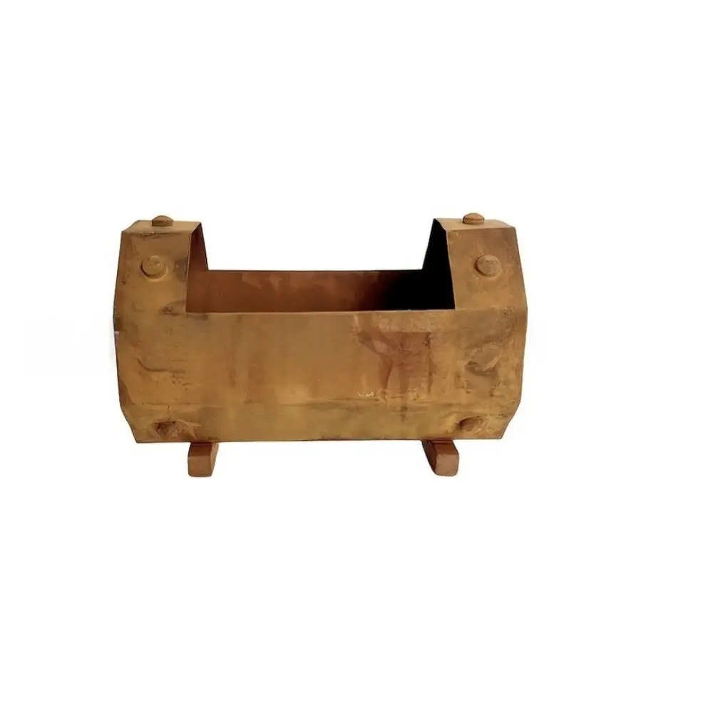 

European Style Metal Flower Pot Made of Strong Iron for Indoor Outdoor Use Featuring Rustic Design and Sleek Geometric Structure