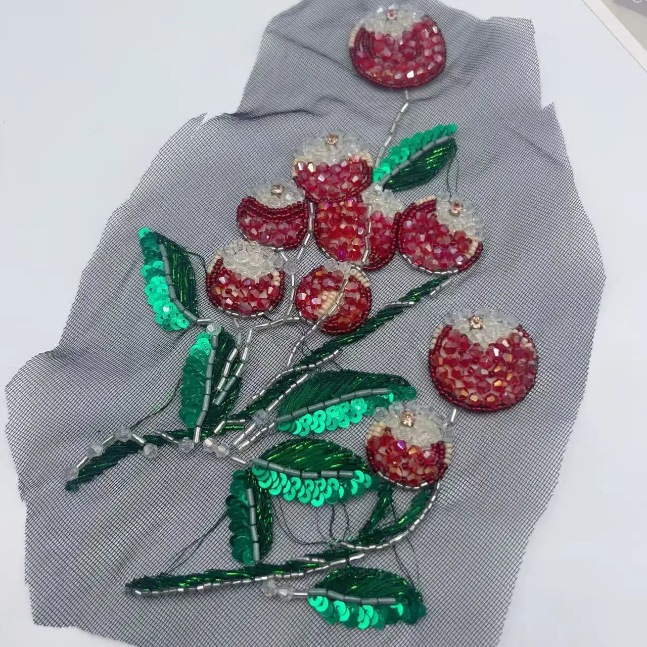 Handbestickte Applikation mit Blumenmuster und Pailletten für Hochzeitskleider, Stickerei-Stoffapplikation