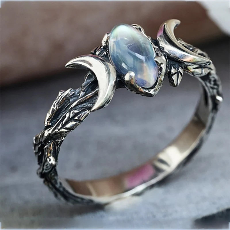 New Retro Ethnic Style Moonstone Ring for Woman Bohemian Retro Crescent Ring Simple Female Engagement Jewelry Wedding Wholesale