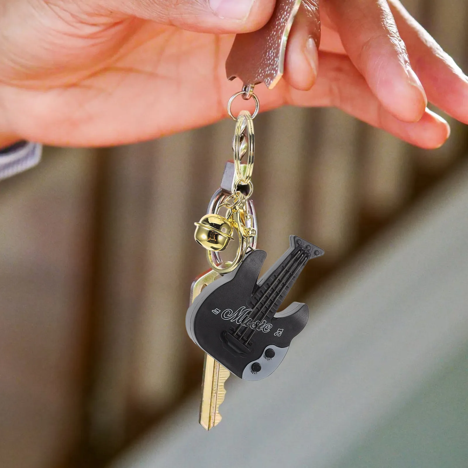 

2Pcs Small Guitar Keychain Elegant Musical Instrument Pendant Versatile Bag Charm Long Lasting Present Guitar Keychain