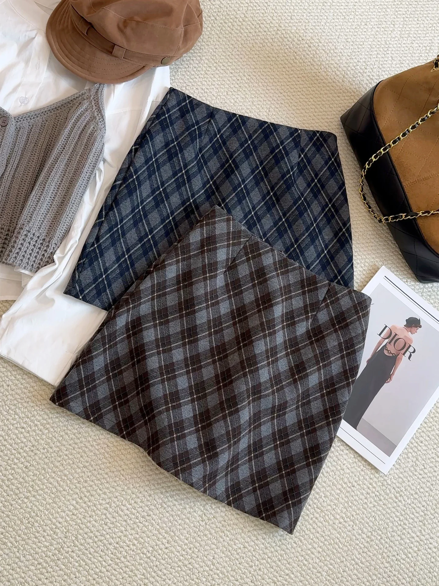 

Retro college style woolen short skirt women's half skirt 2025 autumn new high waisted temperament plaid hip hugging skirt