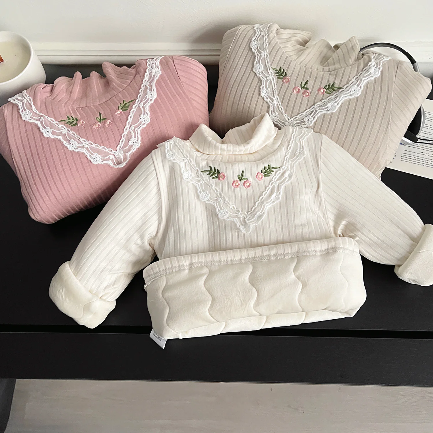 

2023 Winter New Korean Edition Girls High Neck Lace and Plush Thickened Long Sleeve Embroidered Bottom Shirt 68165