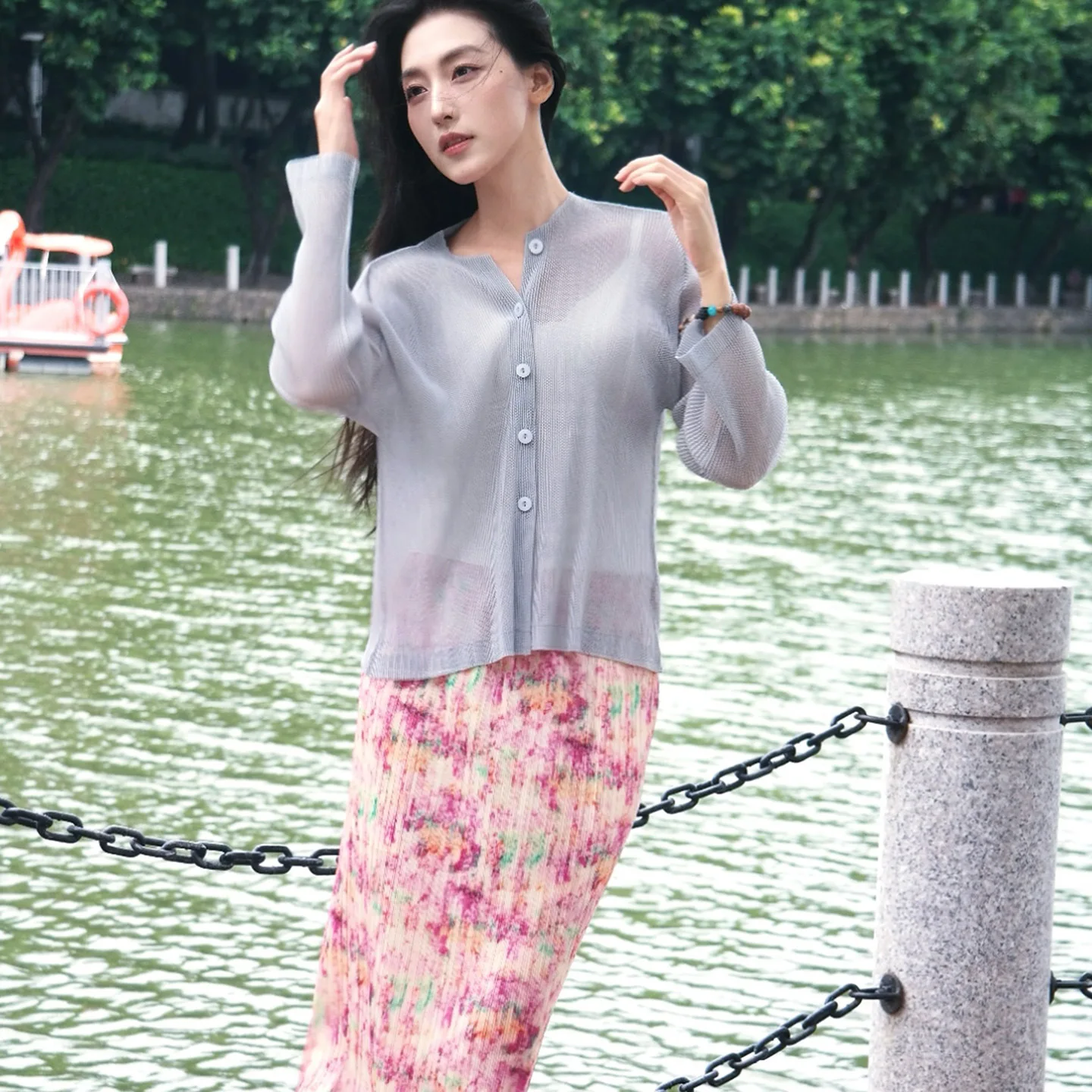 Miyake dobras 2025 nova moda verão impressão terno feminino com decote em v oco para fora topo casual a linha saia de meio corpo conjunto de duas peças