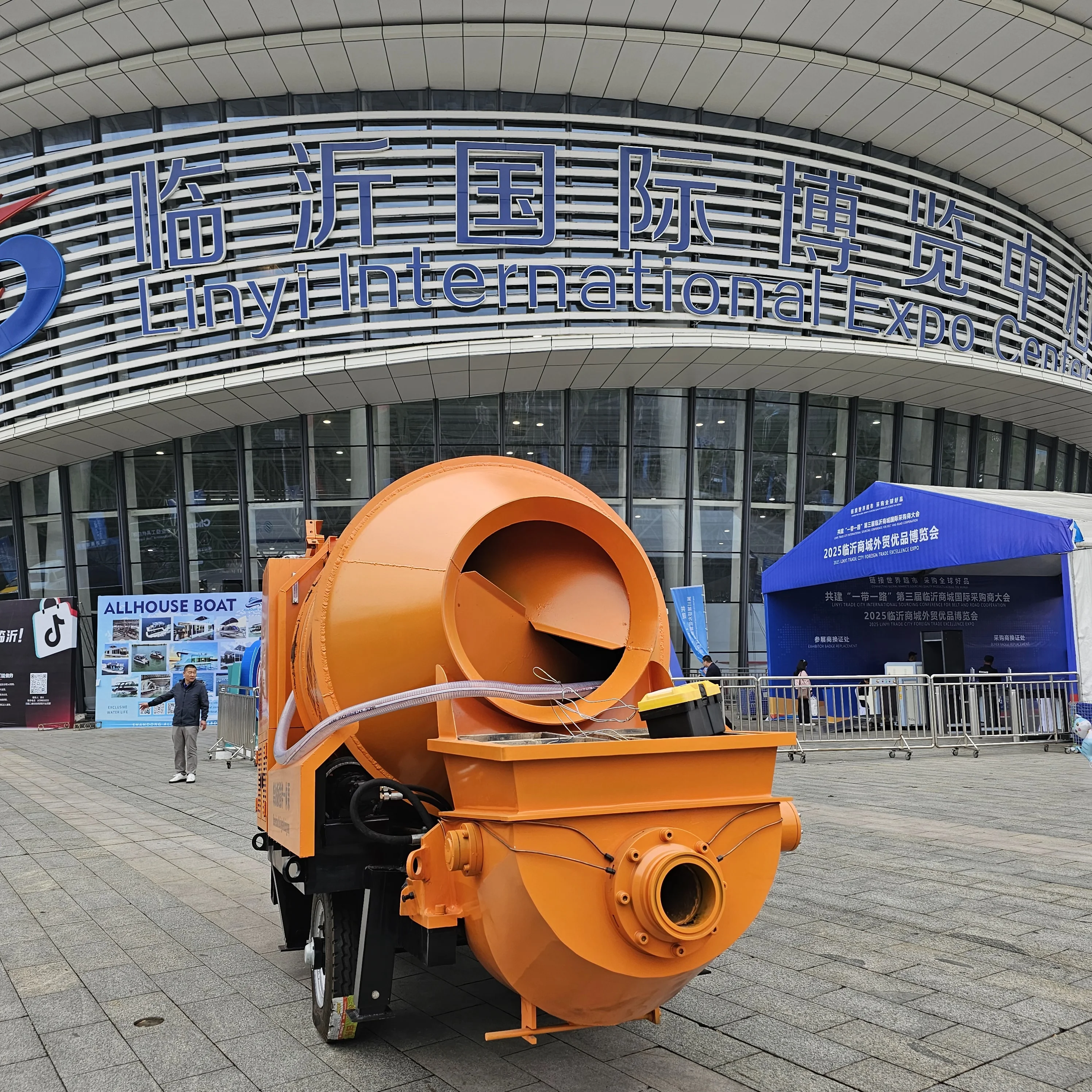 Customized Compact Concrete Mixing Pumps: Practical For Mountain Road Construction, Village Renovation, Space-Saving Structure