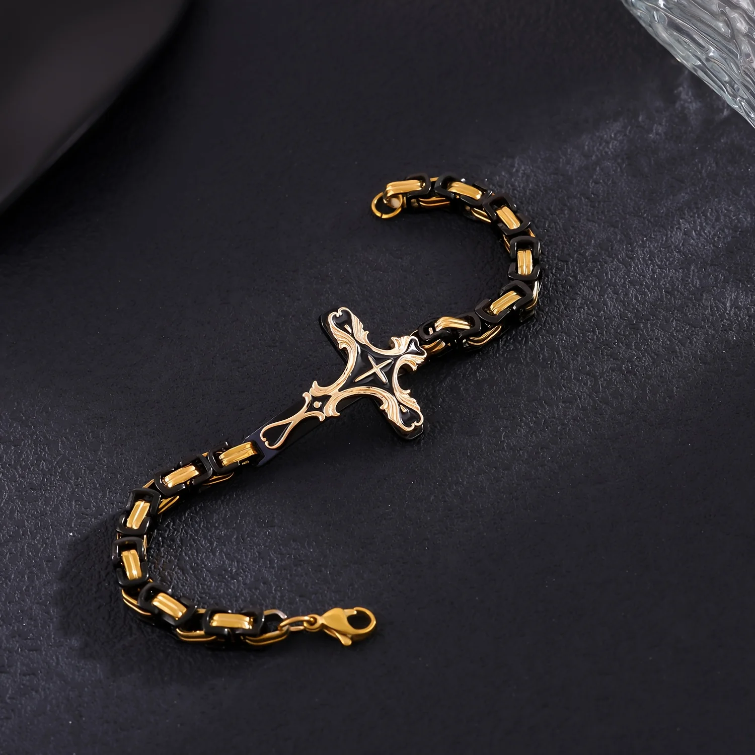 Una pulsera en forma de cruz. Tiene un significado simbólico importante en la cultura religiosa, representando la fe, la redención, etc. Combina tanto connotaciones decorativas como culturales. Integra perfectamente la moda y la fe.