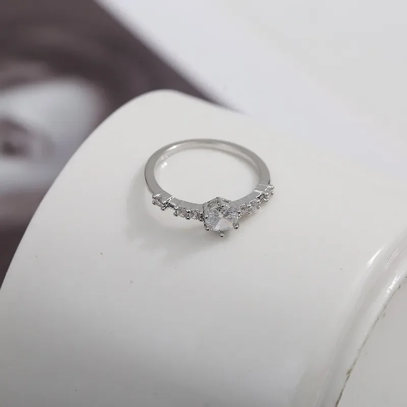 New copper inlaid zirconia super sparkling diamond ring