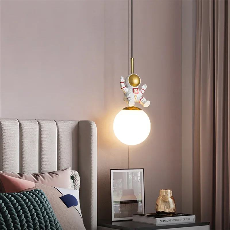 Imagem -04 - Lustre de Astronauta Personalizado para Quarto de Crianças Decoração Simples Luminária Suspensa Sombra de Cor Quente Luz Atmosférica