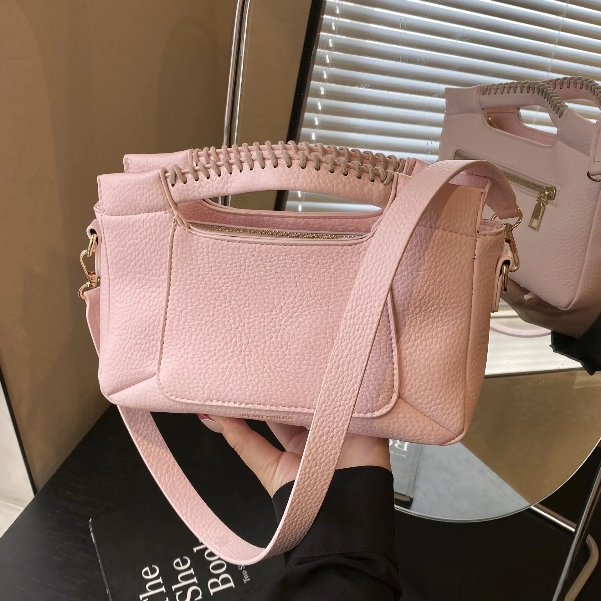 ΠΠΎΡΠ΅ΠΉΡΠΊΠ°Ρ ΠΏΡΠΎΡΡΠ°Ρ ΠΆΠ΅Π½ΡΠΊΠ°Ρ ΡΡΠΌΠΊΠ° Π½Π° ΠΏΠ»Π΅ΡΠΎ, Π½ΠΎΠ²ΠΈΠ½ΠΊΠ° 2025 Π³ΠΎΠ΄Π°, ΡΠ΅ΠΊΡΡΡΡΠΈΡΠΎΠ²Π°Π½Π½ΡΠ΅ ΡΡΠΌΠΊΠΈ-Π²Π΅Π΄ΡΠ° ΠΈΠ· ΠΈΡΠΊΡΡΡΡΠ²Π΅Π½Π½ΠΎΠΉ ΠΊΠΎΠΆΠΈ, ΠΆΠ΅Π½ΡΠΊΠ°Ρ ΠΌΠΎΠ΄Π½Π°Ρ ΡΡΠΌΠΊΠ° ΡΠ΅ΡΠ΅Π· ΠΏΠ»Π΅ΡΠΎ ΠΠΎΡΠ΅ΠΉΡΠΊΠ°Ρ ΠΏΡΠΎΡΡΠ°Ρ ΠΆΠ΅Π½ΡΠΊΠ°Ρ ΡΡΠΌΠΊΠ° Π½Π° ΠΏΠ»Π΅ΡΠΎ, Π½ΠΎΠ²ΠΈΠ½ΠΊΠ° 2025 Π³ΠΎΠ΄Π°, ΡΠ΅ΠΊΡΡΡΡΠΈΡΠΎΠ²Π°Π½Π½ΡΠ΅ ΡΡΠΌΠΊΠΈ-Π²Π΅Π΄ΡΠ° ΠΈΠ· ΠΈΡΠΊΡΡΡΡΠ²Π΅Π½Π½ΠΎΠΉ ΠΊΠΎΠΆΠΈ, ΠΆΠ΅Π½ΡΠΊΠ°Ρ ΠΌΠΎΠ΄Π½Π°Ρ ΡΡΠΌΠΊΠ° ΡΠ΅ΡΠ΅Π· ΠΏΠ»Π΅ΡΠΎ